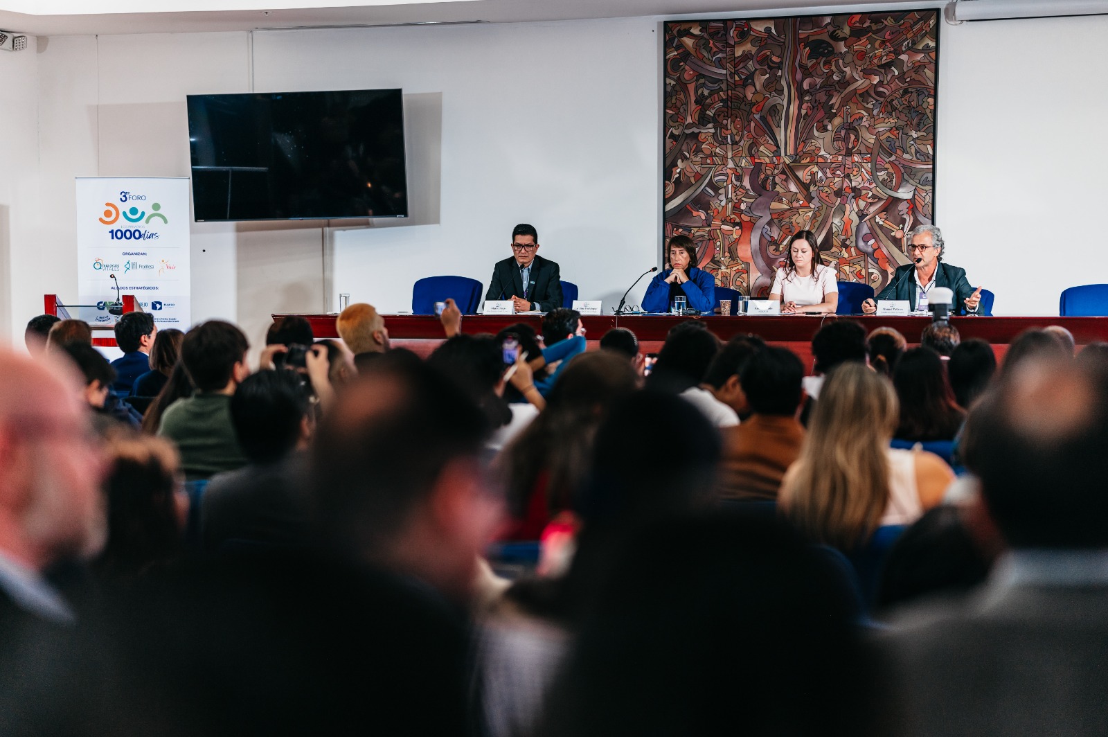 Panel Inaugural con la participación de María José Pinto (centro), Ministra de la STECSDI; Roberto Castillo (izquierda), Director del INEC; y Juan Samaniego (derecha), Director Ejecutivo de DyA